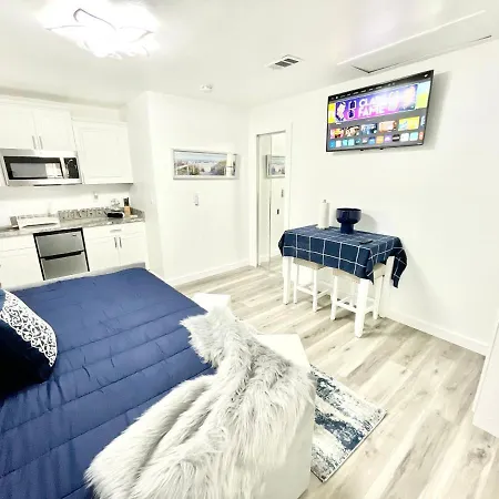 Adorable Studio In Downtown Cape Coral Near Beach!